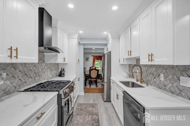 28 Hawthorn Drive, Edison, NJ 08820