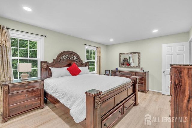 28 Hawthorn Drive, Edison, NJ 08820