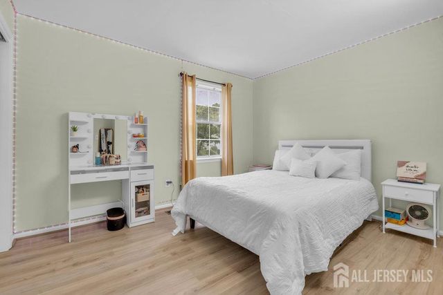 28 Hawthorn Drive, Edison, NJ 08820