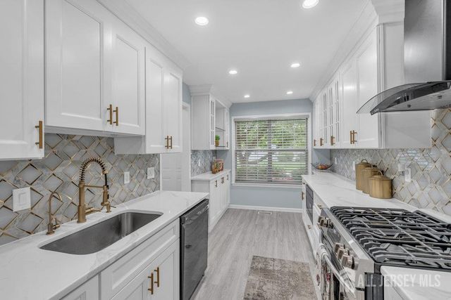 28 Hawthorn Drive, Edison, NJ 08820