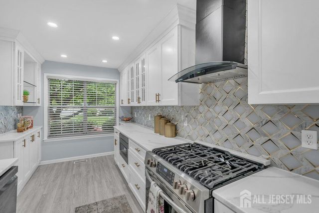 28 Hawthorn Drive, Edison, NJ 08820