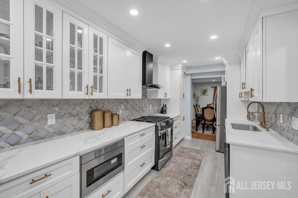 28 Hawthorn Drive, Edison, NJ 08820