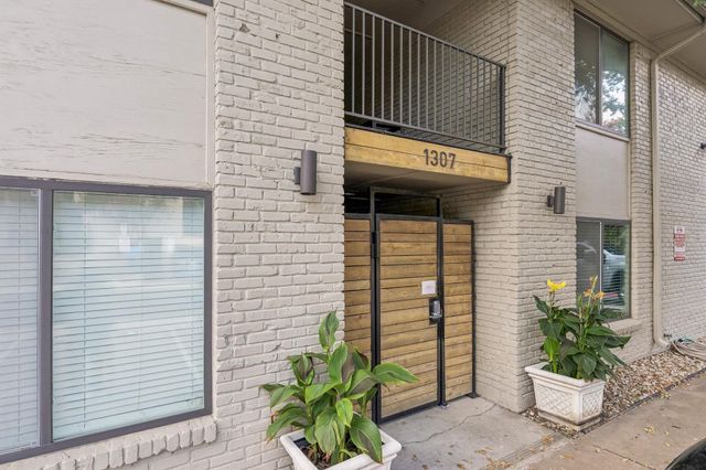 1307 Norwalk LN 203, Austin, TX 78703
