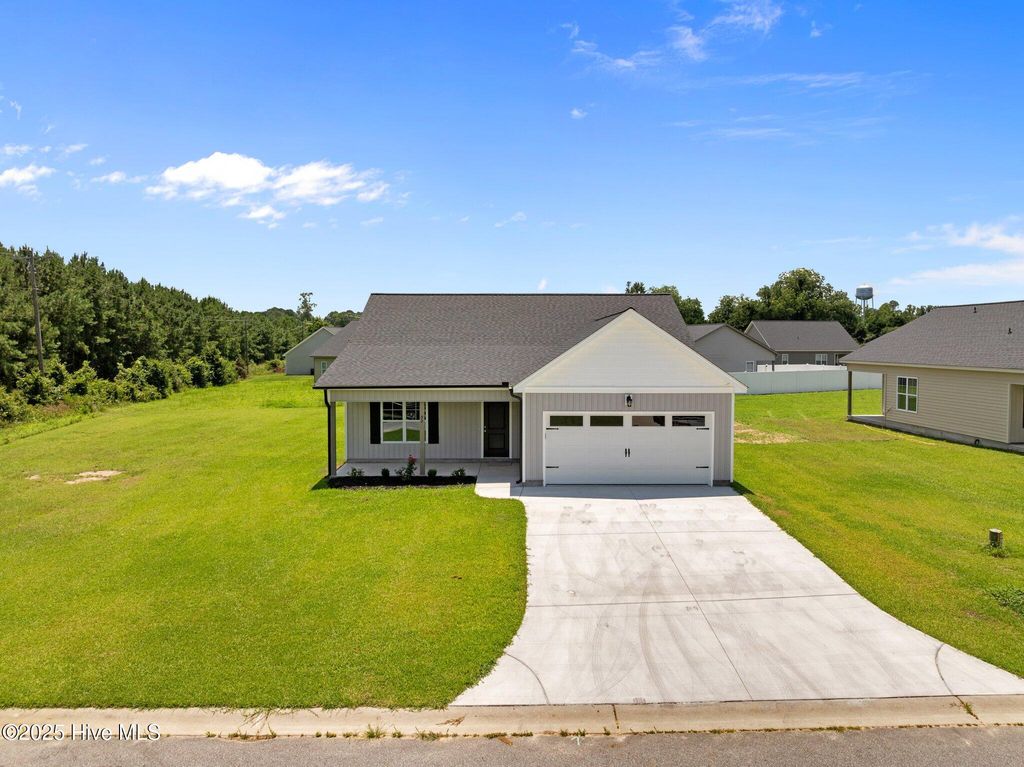 Image 3 of property listing at 92 Hampton Way, Snow Hill, NC 28580