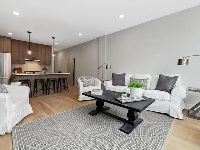 3208 N Southport Avenue 307, Chicago, IL 60657