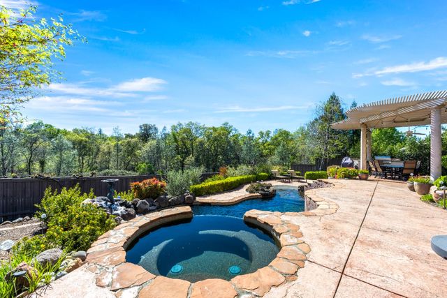 11250 Golden Eagle Dr, Auburn, CA 95602