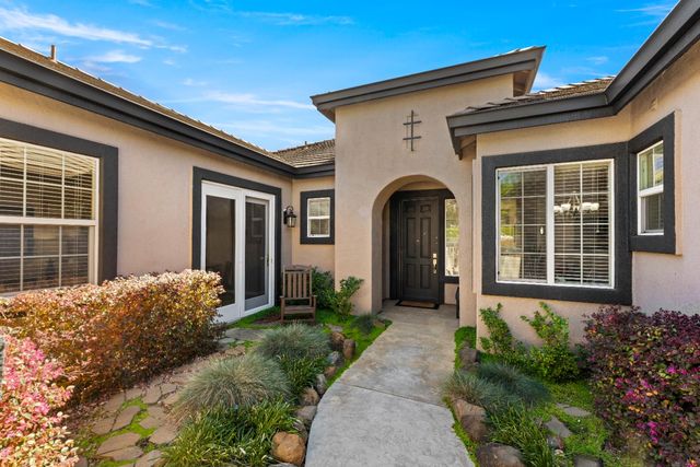 11250 Golden Eagle Dr, Auburn, CA 95602