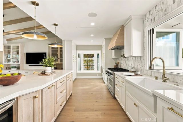 226 Santa Isabel Ave, Costa Mesa, CA 92627
