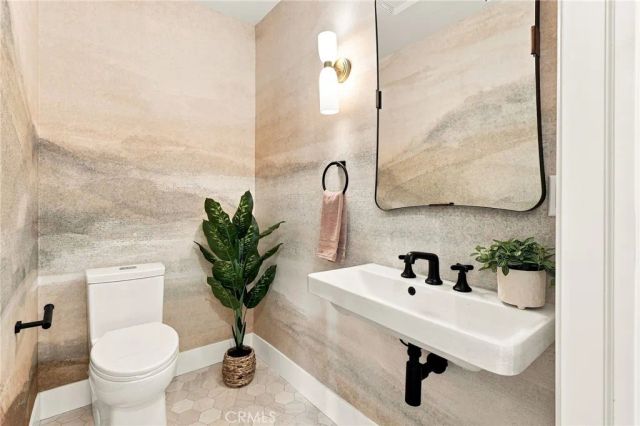 226 Santa Isabel Ave, Costa Mesa, CA 92627
