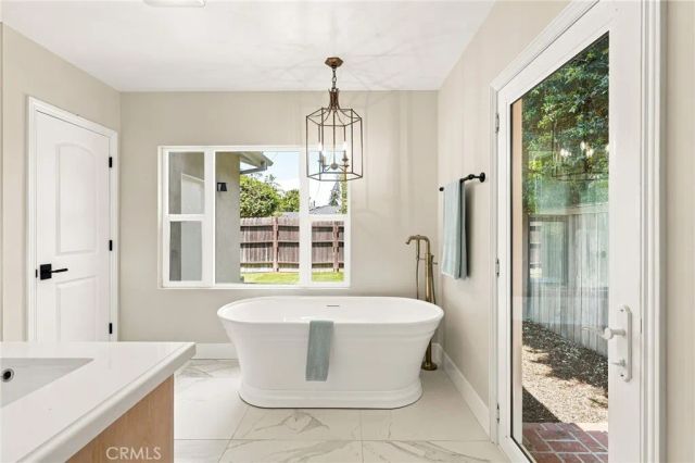 226 Santa Isabel Ave, Costa Mesa, CA 92627