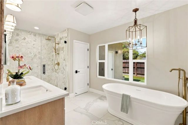 226 Santa Isabel Ave, Costa Mesa, CA 92627