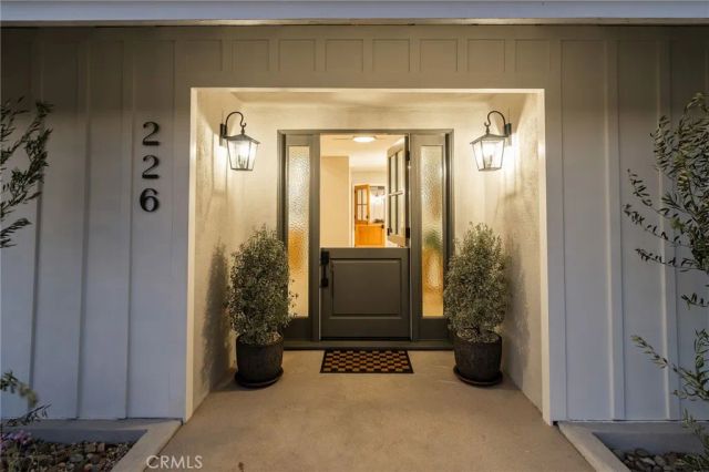 226 Santa Isabel Ave, Costa Mesa, CA 92627