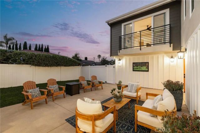226 Santa Isabel Ave, Costa Mesa, CA 92627