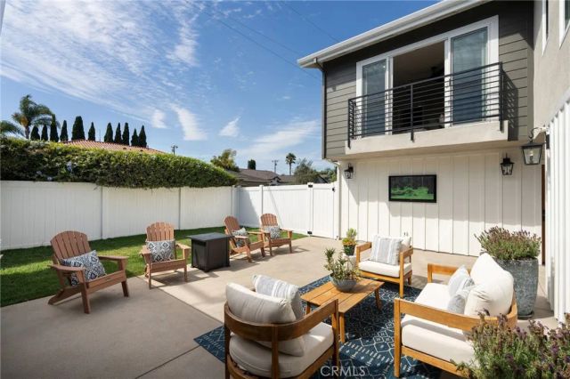 226 Santa Isabel Ave, Costa Mesa, CA 92627