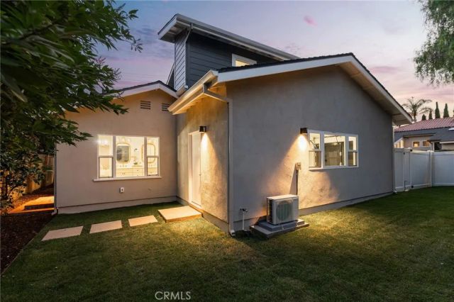 226 Santa Isabel Ave, Costa Mesa, CA 92627