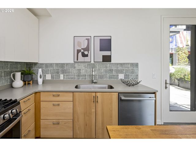 4262 Se Belmont St 201, Portland, OR 97215