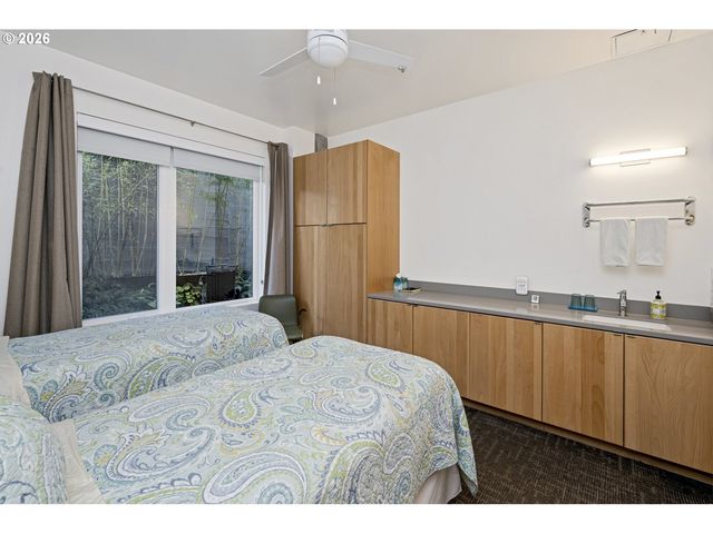 4262 Se Belmont St 201, Portland, OR 97215