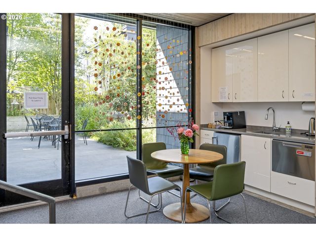 4262 Se Belmont St 201, Portland, OR 97215