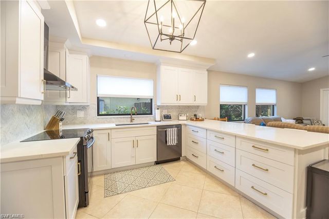 552 97th AVE N, Naples, FL 34108