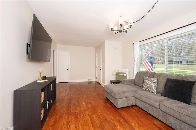 2855 Loch Drive, Winston-salem, NC 27106