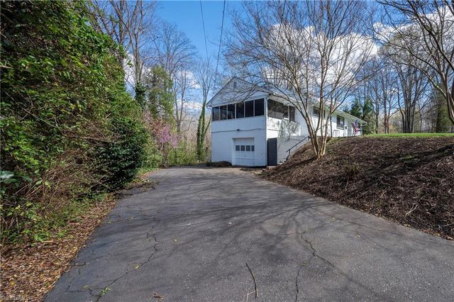 2855 Loch Drive, Winston-salem, NC 27106