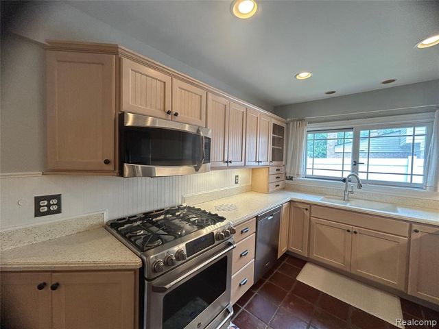 5045 Abington Drive, Troy, MI 48085