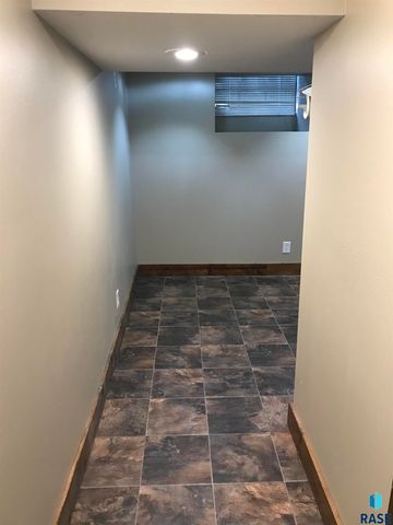 1016 W 27th St Street, Sioux Falls, SD 57105