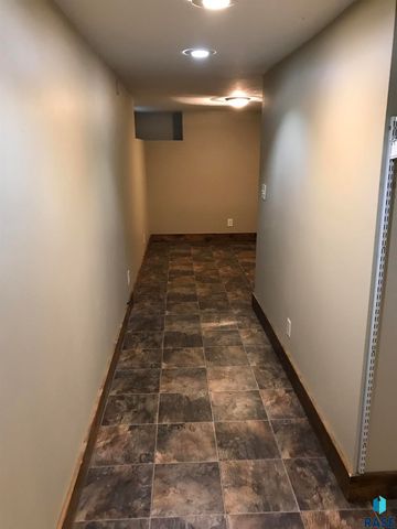 1016 W 27th St Street, Sioux Falls, SD 57105