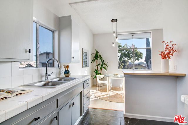 1045 N Ardmore Avenue, Los Angeles, CA 90029