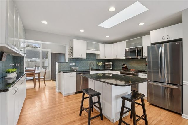 689 E Illinois Road, Lake Forest, IL 60045