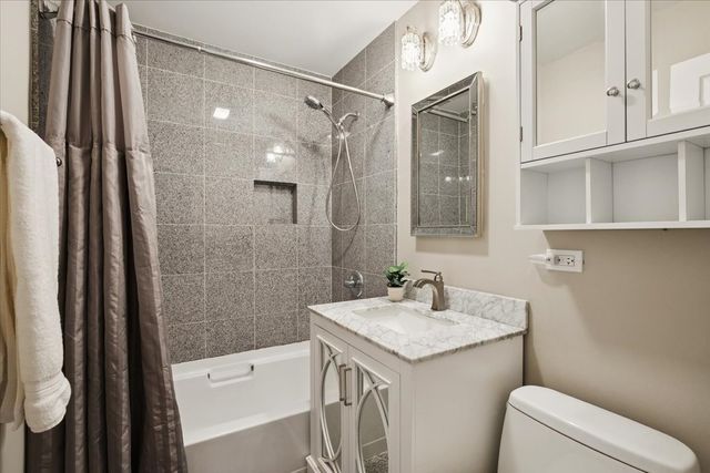 689 E Illinois Road, Lake Forest, IL 60045