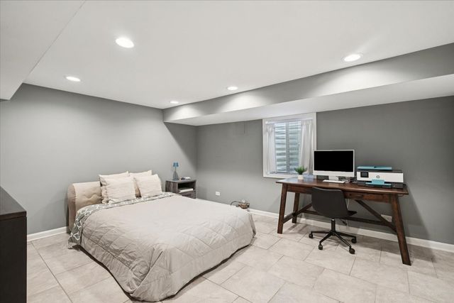 689 E Illinois Road, Lake Forest, IL 60045