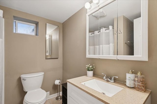 689 E Illinois Road, Lake Forest, IL 60045