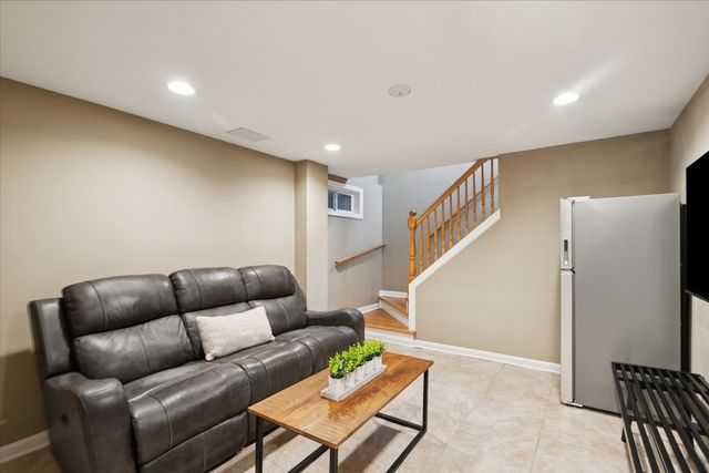 689 E Illinois Road, Lake Forest, IL 60045