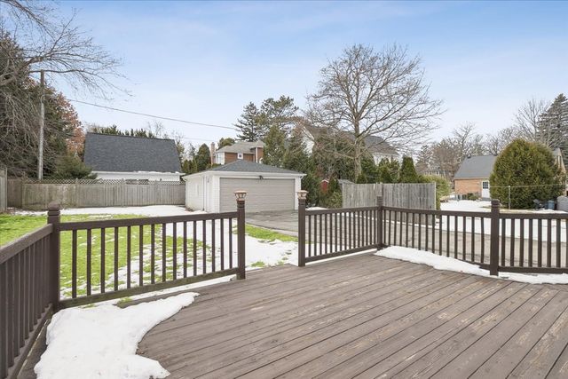 689 E Illinois Road, Lake Forest, IL 60045