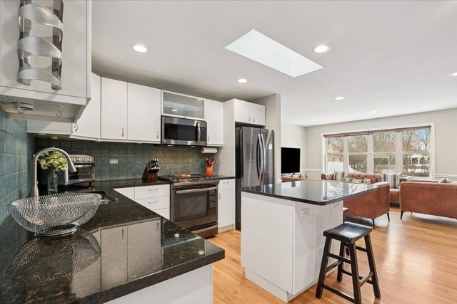 689 E Illinois Road, Lake Forest, IL 60045