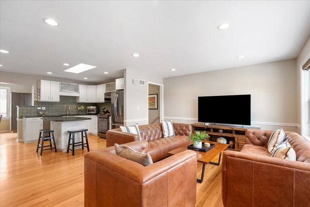 689 E Illinois Road, Lake Forest, IL 60045