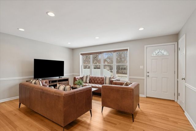 689 E Illinois Road, Lake Forest, IL 60045