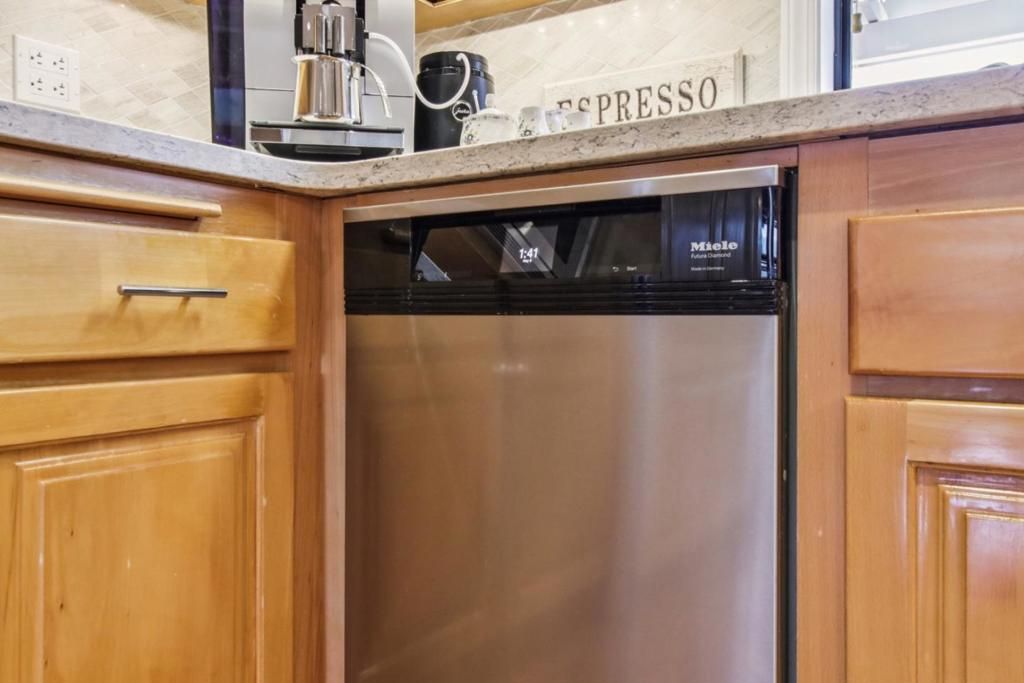 Image 39 of property listing at 733 Temescal Way, Redwood City, CA 94062