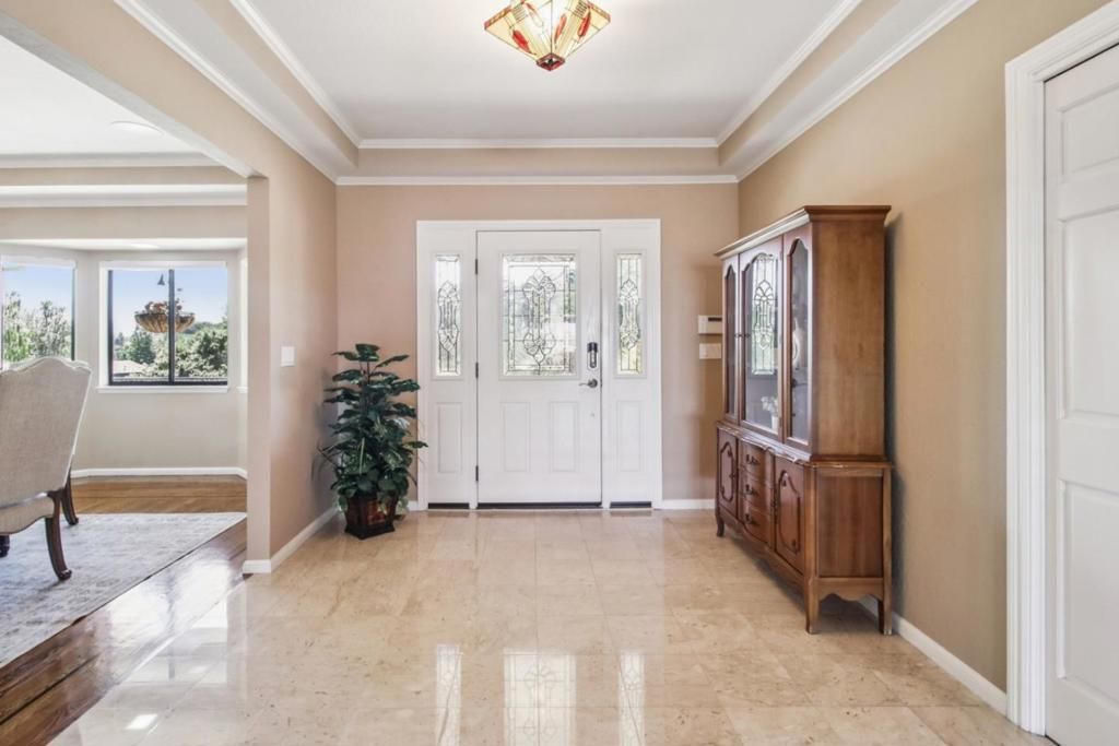 Image 6 of property listing at 733 Temescal Way, Redwood City, CA 94062