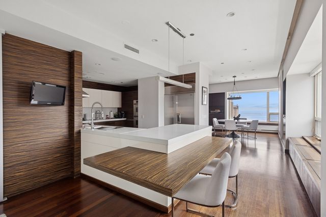 800 N Michigan Avenue 2502, Chicago, IL 60611