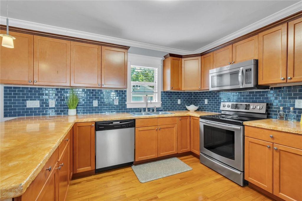 Image 11 of property listing at 812 W CORAL STREET, Tampa, FL 33602