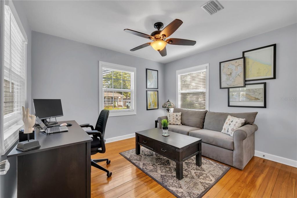 Image 12 of property listing at 812 W CORAL STREET, Tampa, FL 33602