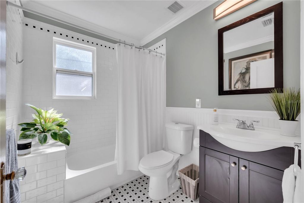 Image 13 of property listing at 812 W CORAL STREET, Tampa, FL 33602