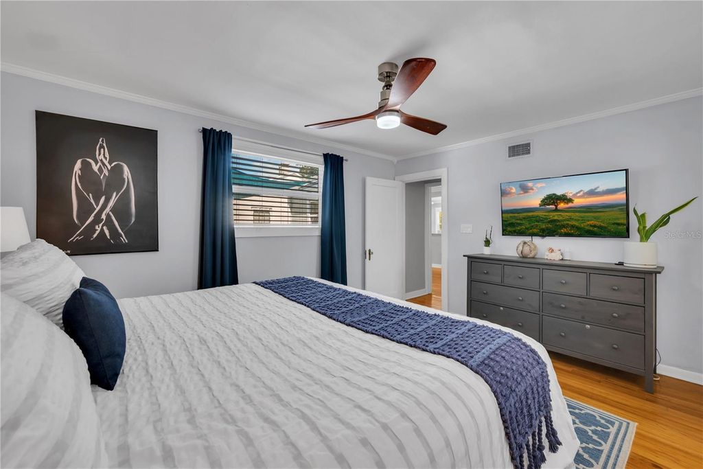 Image 16 of property listing at 812 W CORAL STREET, Tampa, FL 33602