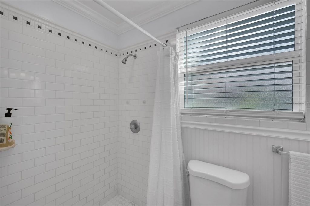 Image 18 of property listing at 812 W CORAL STREET, Tampa, FL 33602