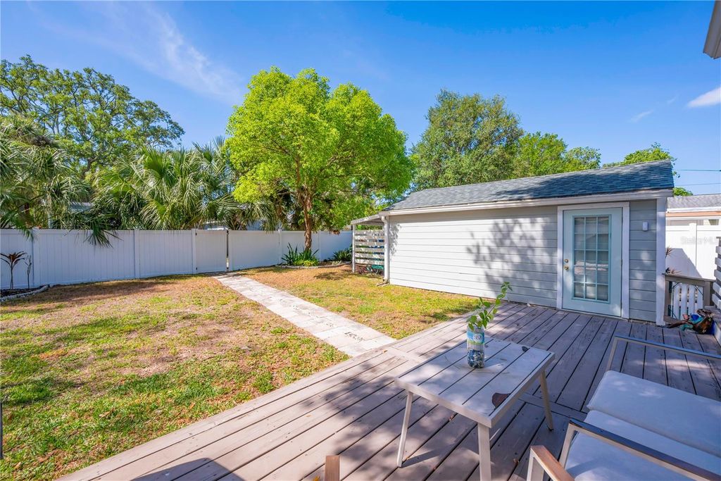 Image 21 of property listing at 812 W CORAL STREET, Tampa, FL 33602