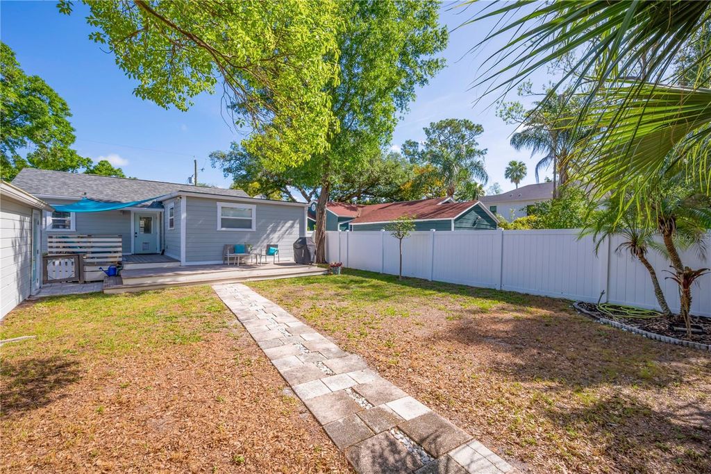 Image 22 of property listing at 812 W CORAL STREET, Tampa, FL 33602