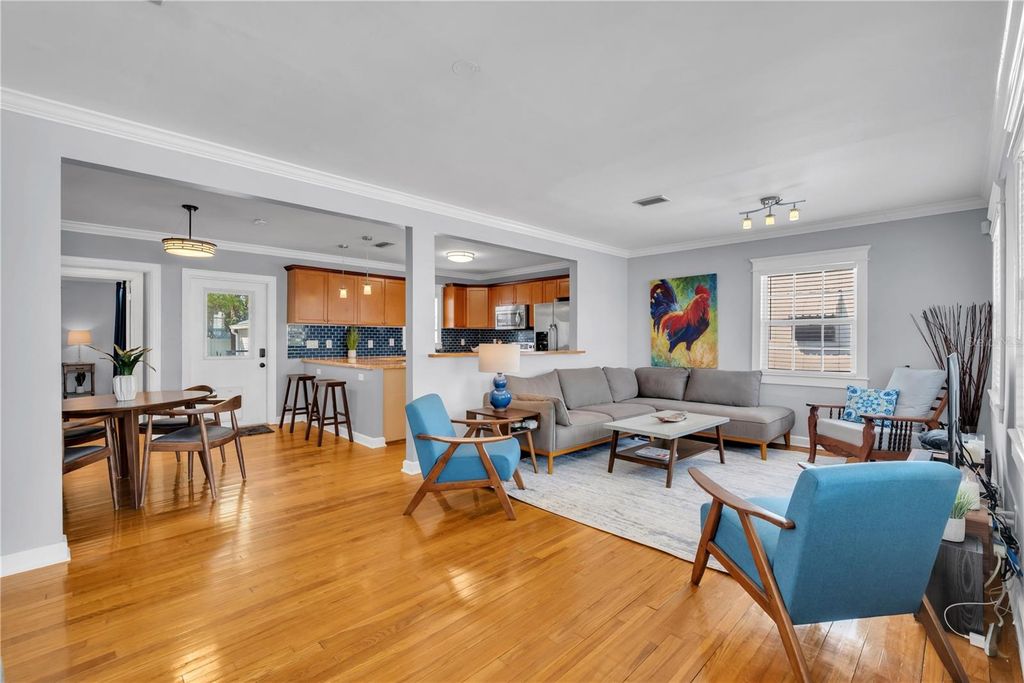 Image 4 of property listing at 812 W CORAL STREET, Tampa, FL 33602