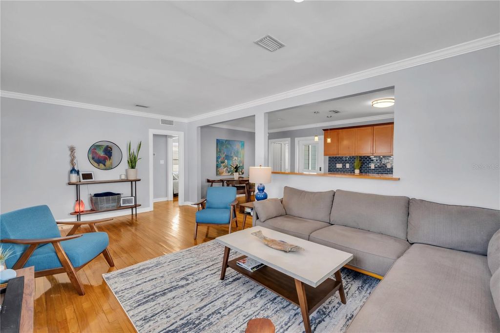 Image 6 of property listing at 812 W CORAL STREET, Tampa, FL 33602